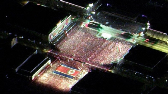 2월 8일 밤 평양 김일성광장에서 진행된 열병식. 맥사 테크놀로지 트위터 갈무리